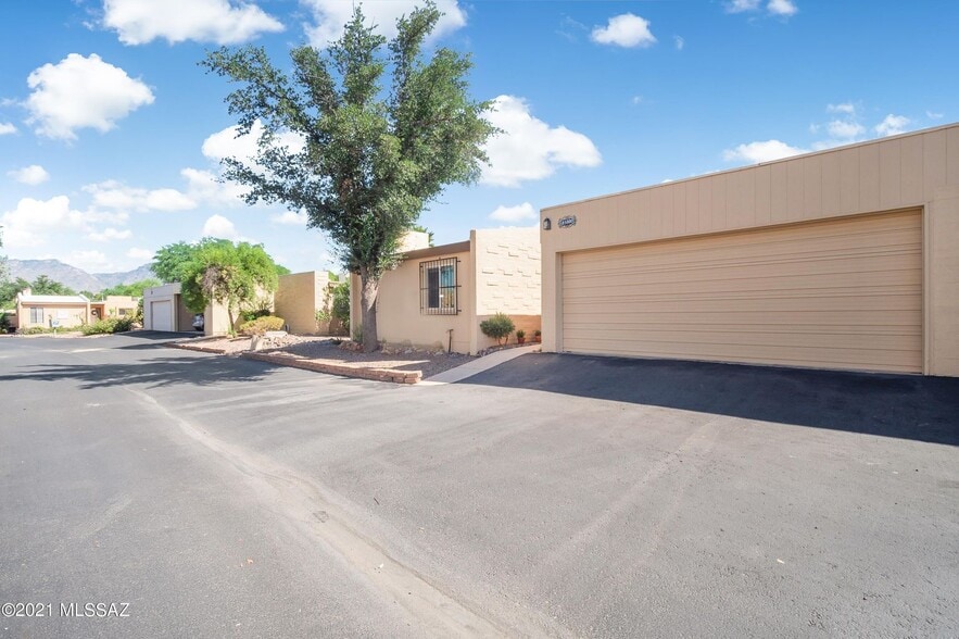 Building Photo - 1850 N Circulo de la Cienega