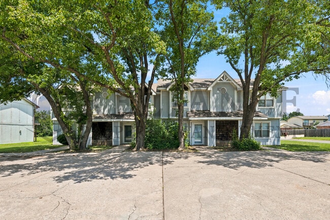 Building Photo - 7302 W Douglas Ave