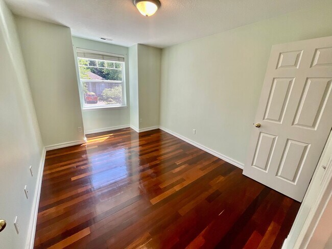 Building Photo - Stylish Bull Mountain Home – 3 Bed, 2.5 Ba...