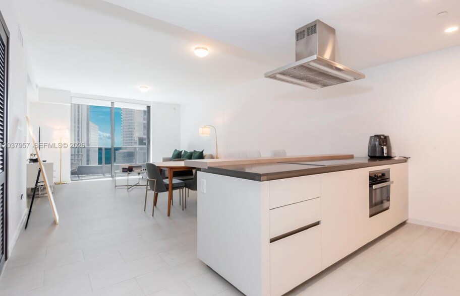 Building Photo - 1000 Brickell Plz