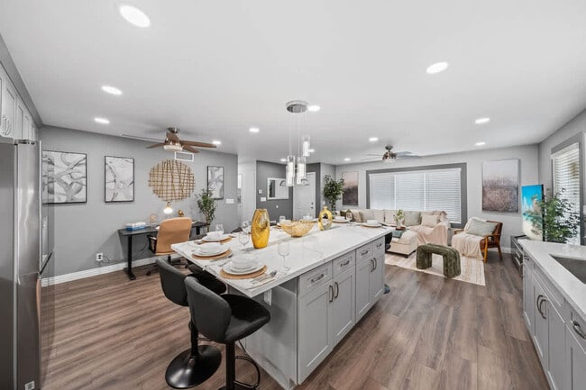 Building Photo - 10983 Parkdale Ave