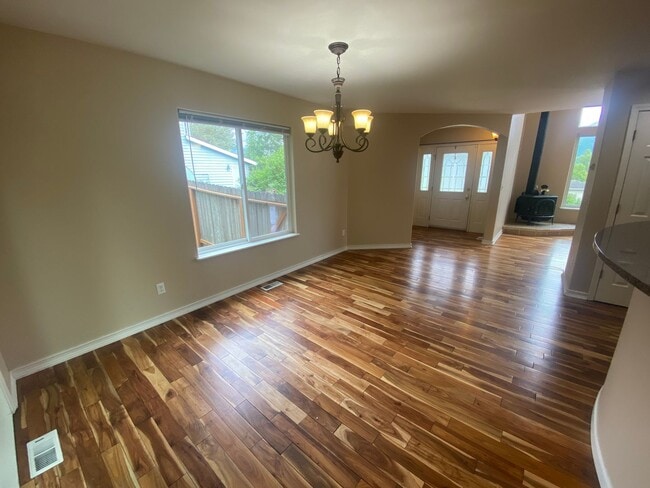 Building Photo - A gorgeous Eagle River home with views for...
