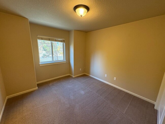 Building Photo - Beautiful 3 Bed/2.5 Bath Townhome in SE Be...