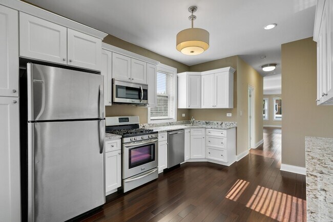 Building Photo - 2732 W Belmont Ave