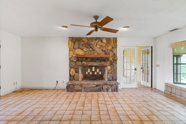 Building Photo - Escape to Your Private Paradise!