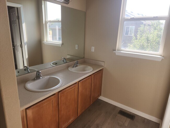 Building Photo - 8179 Meadowcrest Dr