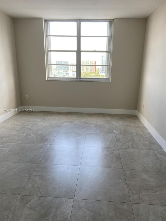 Building Photo - 500 Bayview Dr