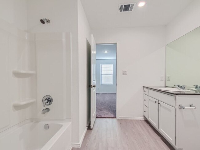 Building Photo - Adorable 3 bedroom for rent in St. Hedwig! Only 10 miles from Randolph AFB