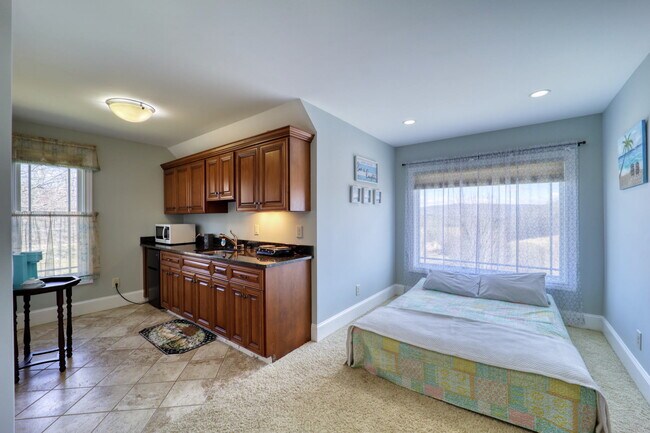 Building Photo - 137 N Ridge Ln