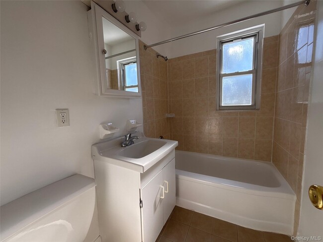 Building Photo - 25 Dolphin Green