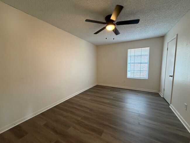 Building Photo - 501 Sweetbriar St