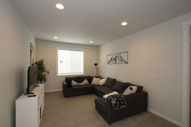 Building Photo - Stunning 3-Bedroom Gig Harbor Home with Bonus Room & A/C