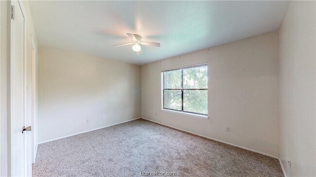 Building Photo - 303 Manuel Dr