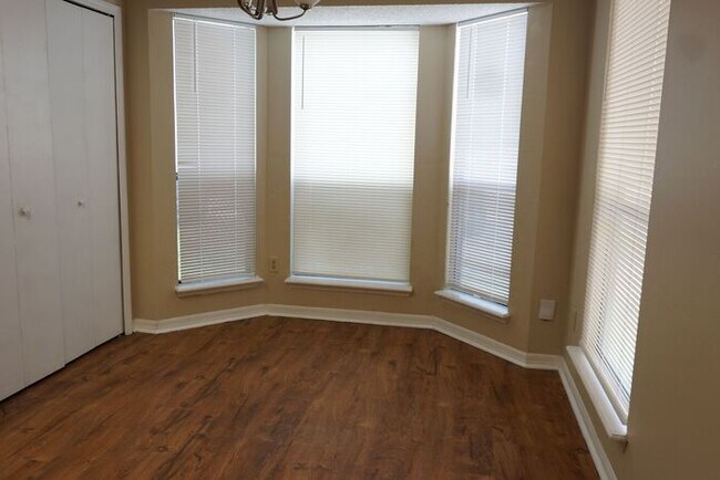 Building Photo - 3 Bedroom 2 Bathroom Townhome with Fenced Backyard. No Additional Fees