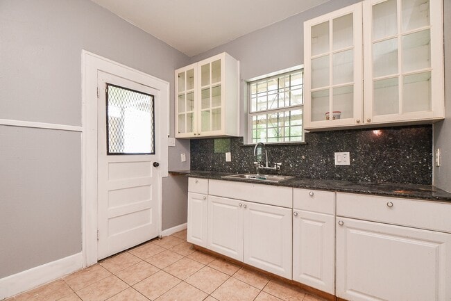 Building Photo - 3319 Holman St