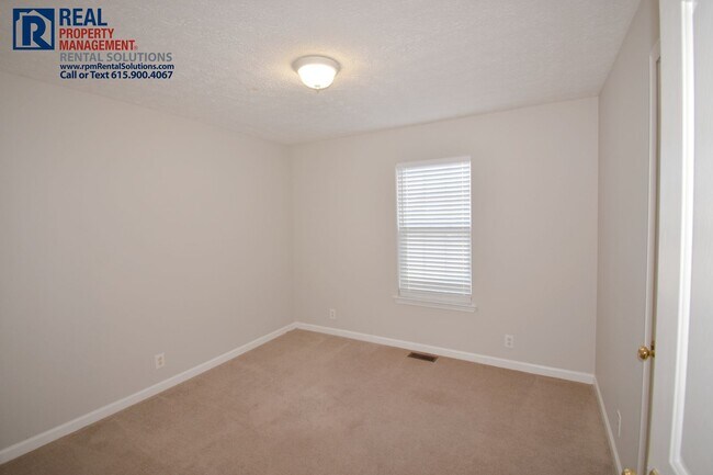 Building Photo - Great brick 3BD home near MTSU, attached 2 car garage & fenced-in back yard!