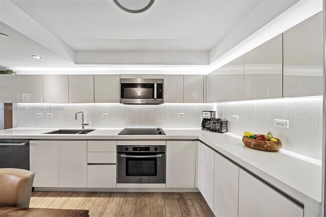 Building Photo - 102 24th St