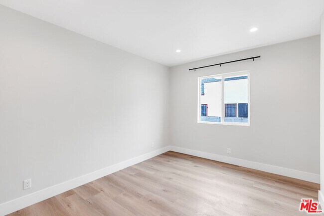 Building Photo - 2034 S Palm Grove Ave