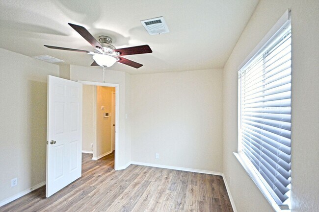 Building Photo - 2121 Sinclair Dr
