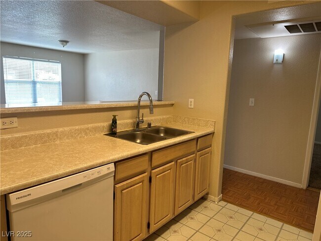 Building Photo - 555 E Silverado Ranch Blvd