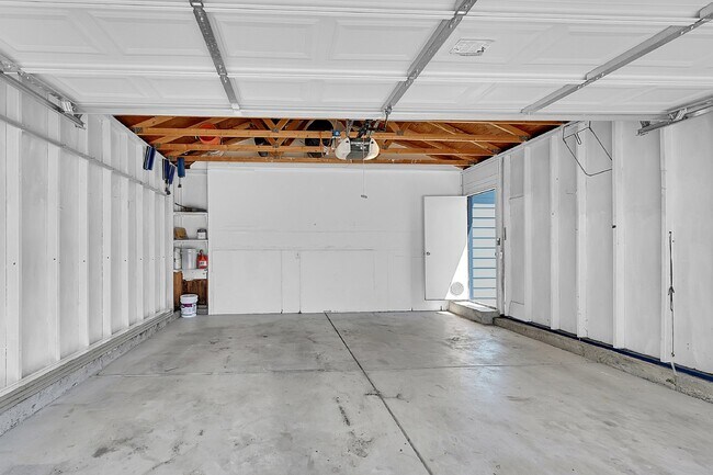 Building Photo - $2,495.00, 3 bed, 2 bath located in Westmi...