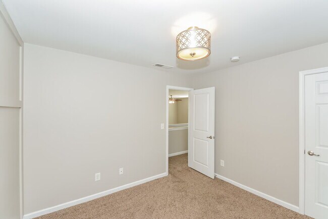 Building Photo - 2016 Kingston Pl