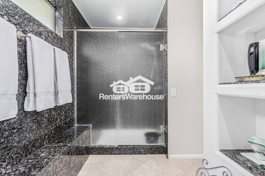 Building Photo - 16030 N Nicklaus Ln