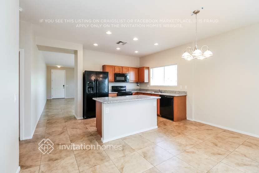 Building Photo - 2757 W San Carlos Ln