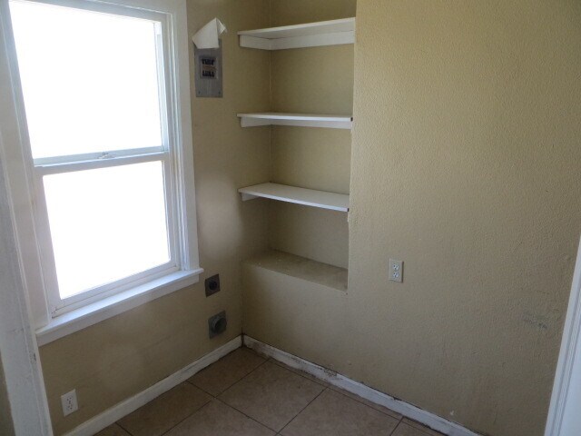 Building Photo - Country Home, 4BR+ Den/2BA, Blt 1960’s - L...