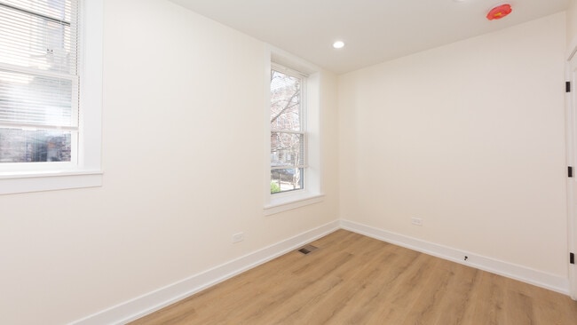 Building Photo - 2036 N Hoyne Ave