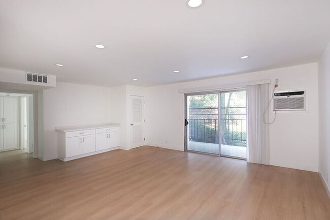 Building Photo - 3155 Montrose Ave