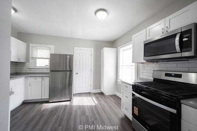 Building Photo - "Charming 3 Bedroom with Hardwood Floors in Indianapolis - Don't Miss Out!"