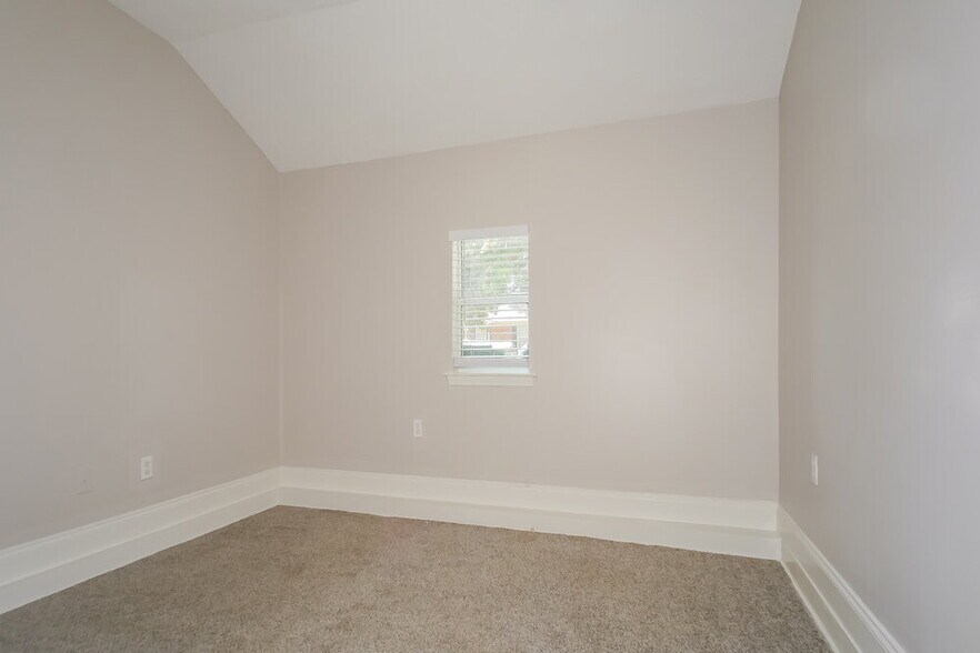 Building Photo - 732 Charter Oak Dr
