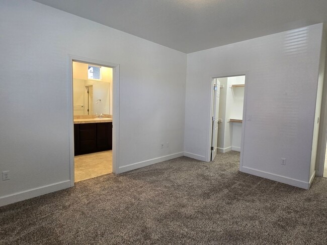 Building Photo - Fabulous home in a gated community with ov...