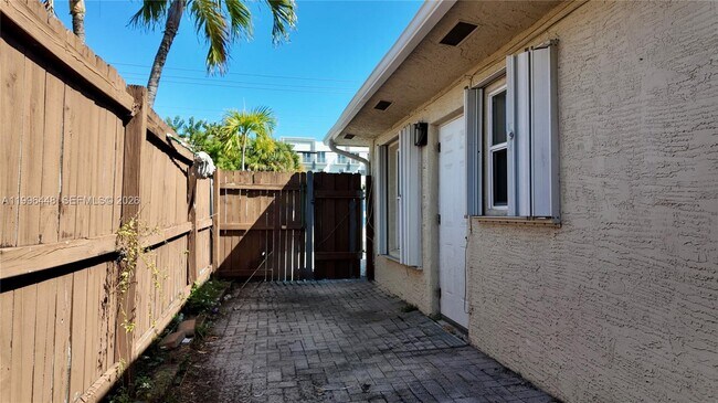 Building Photo - 1021 N Victoria Park Rd