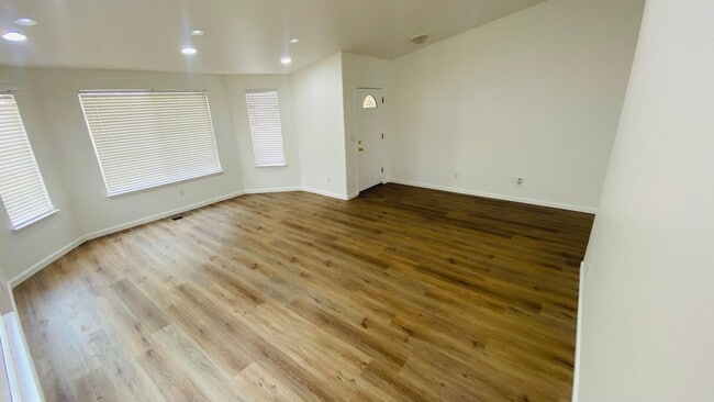 Building Photo - Gorgeous Remodeled Spacious 4 bedroom