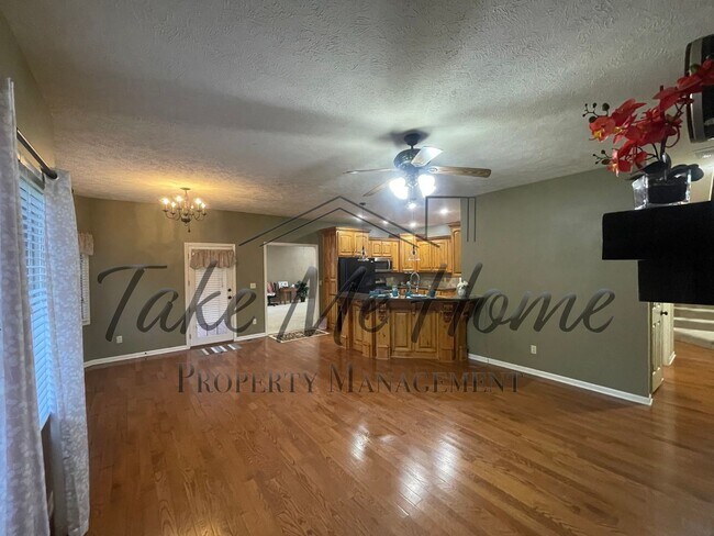 Building Photo - 4 Bedroom Home in Kickapoo District!