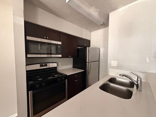 Building Photo - 1bed/1bath condo in 78704
