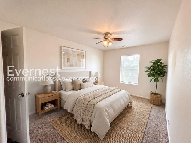 Building Photo - 2 Bed/2.5 Bath Townhome with Modern Amenities / Available Now!