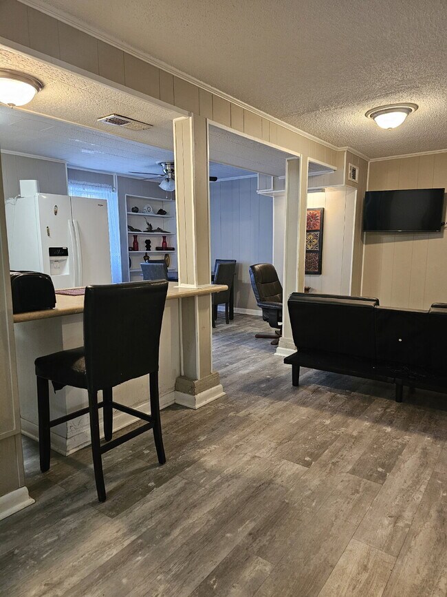 Building Photo - Historic home 2/1 for rent! Fully furnished