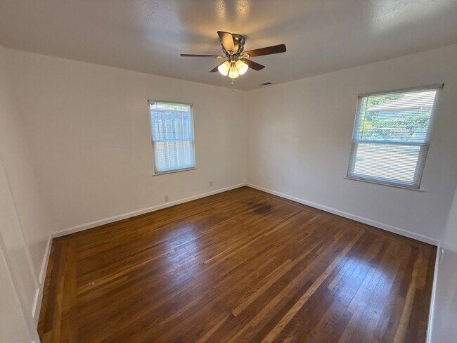Building Photo - EPIC REA - Spacious 3BR/2BA House - Renova...
