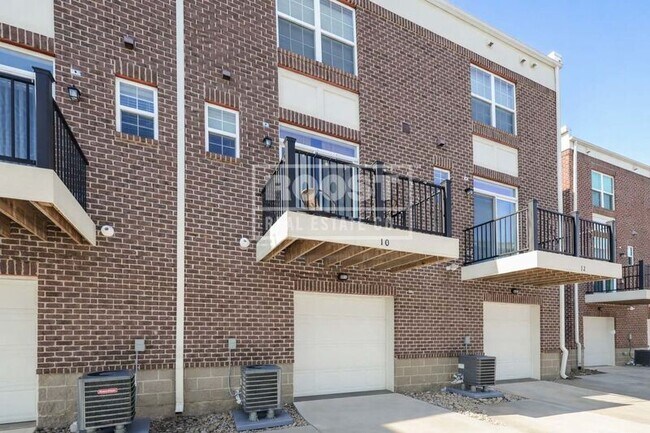 Building Photo - 10 N Center St