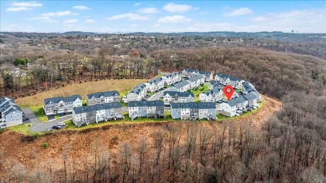 Building Photo - END UNIT EXTRA LARGE TOWNHOME FOR LEASE