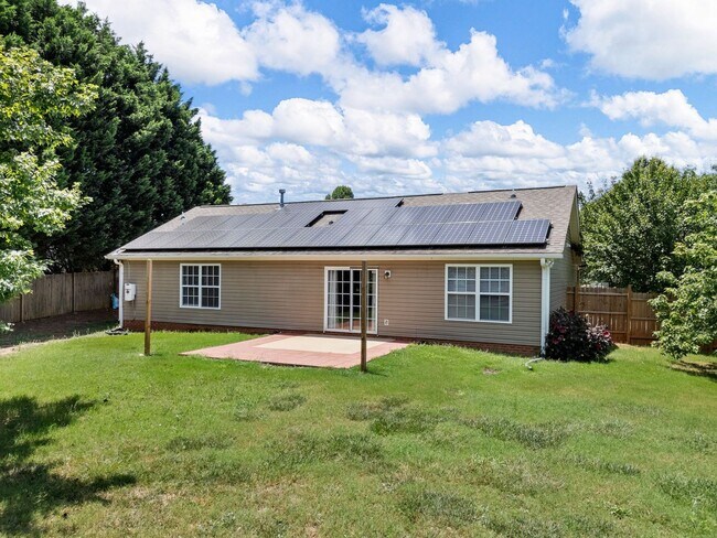 Building Photo - Charming Single-Level 3 BR, 2 BA Home with...