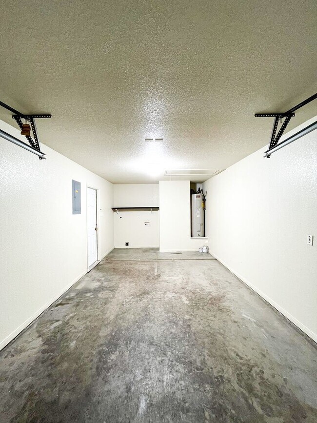 Building Photo - 1913 Charleston Ct