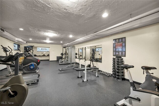 Building Photo - 11850 Edgewater Dr