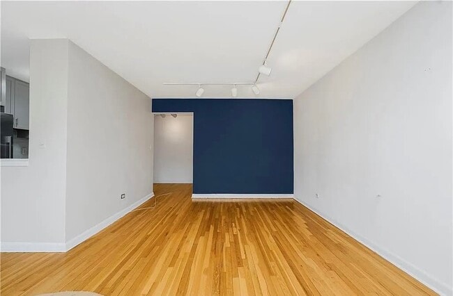 Building Photo - 350 Richmond Ter