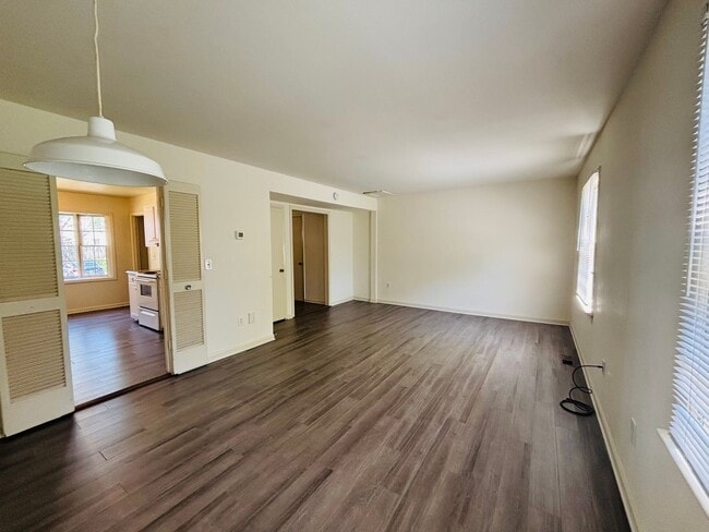 Building Photo - 105 Sherwood Ct
