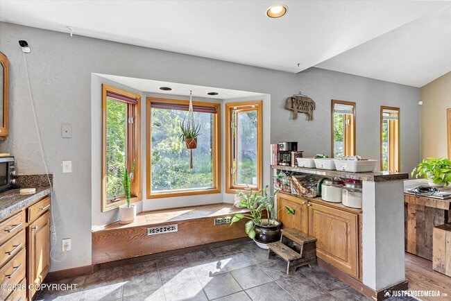 Building Photo - 2020 N Kentucky Derby Dr