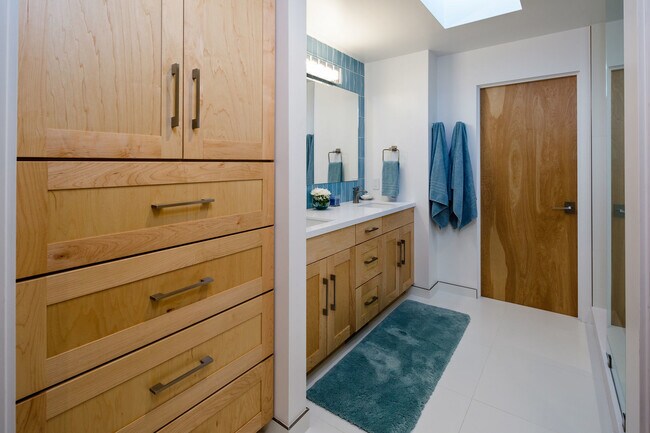 Building Photo - 3920 Ocean Dr